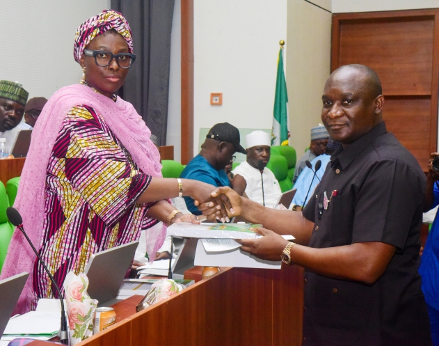 Ogbuku Presents Budget to House of Reps_1