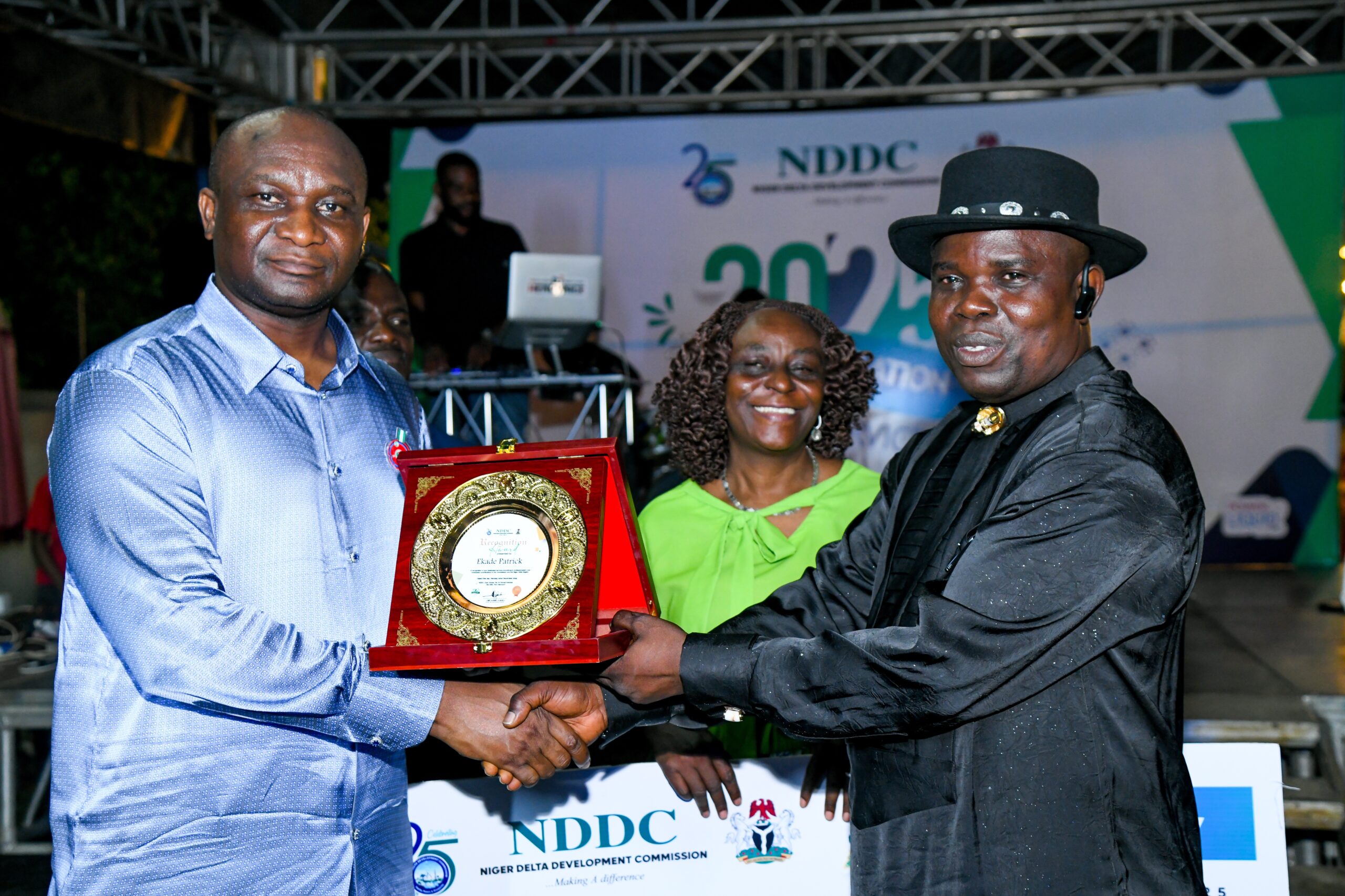 Ogbuku Presents Service Award to Ekade 1