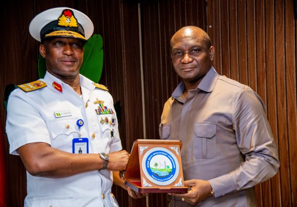 Ogboku Presents Plaque to Navy Chief