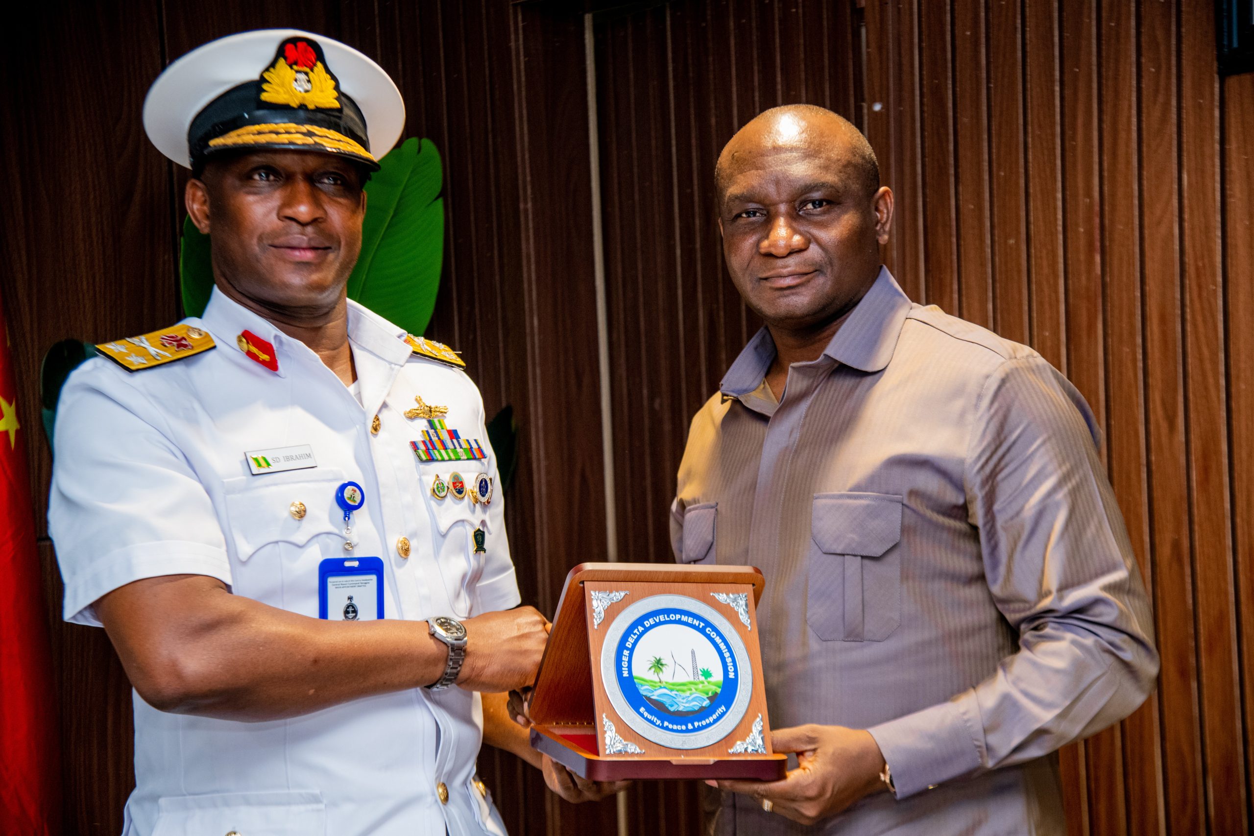 Ogboku Presents Plaque to Navy Chief